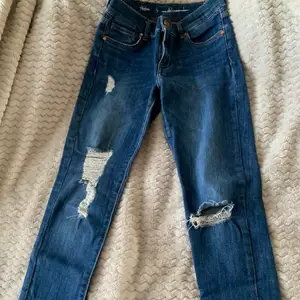 Jeans storlek S. Knappt använda så skicket är väldigt bra❤️