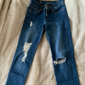 Jeans  - Jeans storlek S. Knappt använda så skicket är väldigt bra❤️