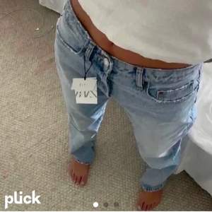 ❌ lånade bilder ❌ Säljer dessa jeansen från ZARA som inte kommer till användning! De är i storlek 34 men klippta så att de passar mig perfekt som är 1,60. Frakten tillkommer 💕💕💕