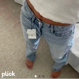 Zara jeans  - ❌ lånade bilder ❌ Säljer dessa jeansen från ZARA som inte kommer till användning! De är i storlek 34 men klippta så att de passar mig perfekt som är 1,60. Frakten tillkommer 💕💕💕