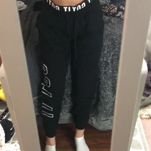 mjukisbyxor - skit coola mjukisbyxor med trycket ”got it” på benet och även i midjan. storlek xs