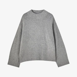 Grå stikcad - Grå stickad tröja i storlek M från pull&bear. Använd fåtal gånger så fint skick💕💕