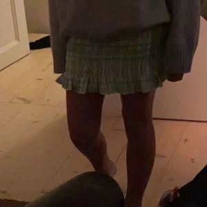 Zara kjol - Säljer denna jätte fina zara kjol i strl s men som också passar dig som är xs/m, köpte förra sommaren för 400kr och säljer för 150kr! Har flera bilder om du vill ha, skriv om du har frågor eller är intresserad❣️