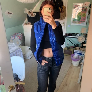 Blå second hand väst - Supersöt väst köpt second hand i Berlin. Använd några fåtal gånger. Lite oversized! Storlek S. 