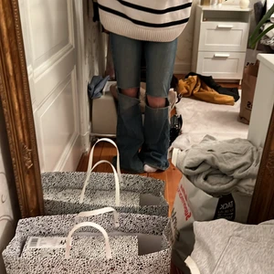 Zara jeans - Zara jeans som är alldeles för långa på mig men as as snygga😍jag är 163 för referens passar nog någon över 170, storlek 38 men små i storleken mer 36