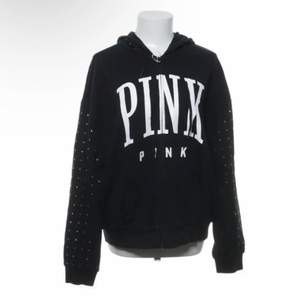 Zip hoodie med ”glitterstenar” på ärmarna och luvan. Jättemysig och snygg💕 skriv för fler bilder