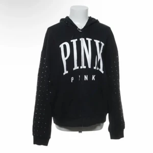 Pink victoria’s secret hoodie - Zip hoodie med ”glitterstenar” på ärmarna och luvan. Jättemysig och snygg💕 skriv för fler bilder