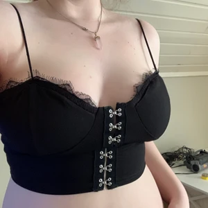 Korsett liknande topp - Säljer min topp från shein då den inte kommer till användning. (Använd fåtal gånger) Står att den är i storlek XL/44 men är liten i storleken så skulle kunna räknas som L. Köparen står för frakten