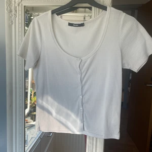 Tshirt  - Tshirt med knappar🤍