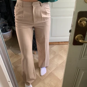 Kostymbyxor - Beiga kostymbyxor med hög midja och pressveck från BikBok, storlek 38 är 176 cm lång så de är hellånga
