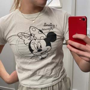 Minnie mouse t shirt som är köpt på Disney store i New york, bra kvalite och skick men har blivit för liten 