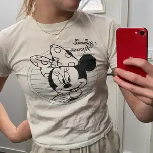 Minnie mouse t shirt som är köpt på Disney store i New york, bra kvalite och skick men har blivit för liten 