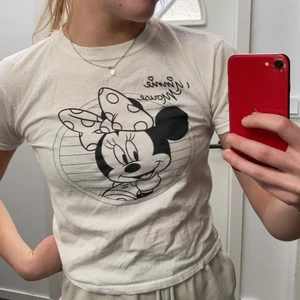Minnie mouse t shirt - Minnie mouse t shirt som är köpt på Disney store i New york, bra kvalite och skick men har blivit för liten 