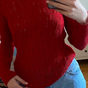 Röd stickad tröja - Så fin röd tröja köpt på Erikshjälpen. Skriv för frågor 🧸