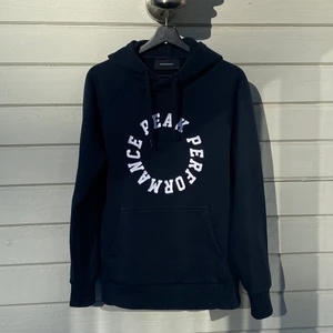Peak Performance Hoodie (M) - Hoodie från Peak Performance i storlek M. Väl använd men i fortfarande bra skick, inga defekter. Sitter lite mindre i storleken, passar perfekt för någon mellan S och M. 