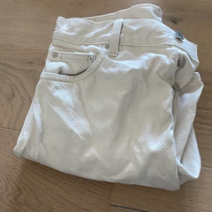Jeans -  Köpta för 700kr Jag vet inte riktigt vilken storlek det men det i alla fall ett par beiga jeans som är använd några gånger, Fråga om det är någonting annat och jag står inte för frakten, alltså om du intresserad så tittar jag på frakten blir💕