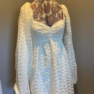 Vit studentklänning - Hade denna förra sommaren på studenten å den va helt underbar men kommer tyvärr inte till användning längre. Axelvaddarna som va med har jag tyvärr klippt av men tycker den är finare utan dom. Passa på!✨✨  bud sker på +20 kr minst🥰