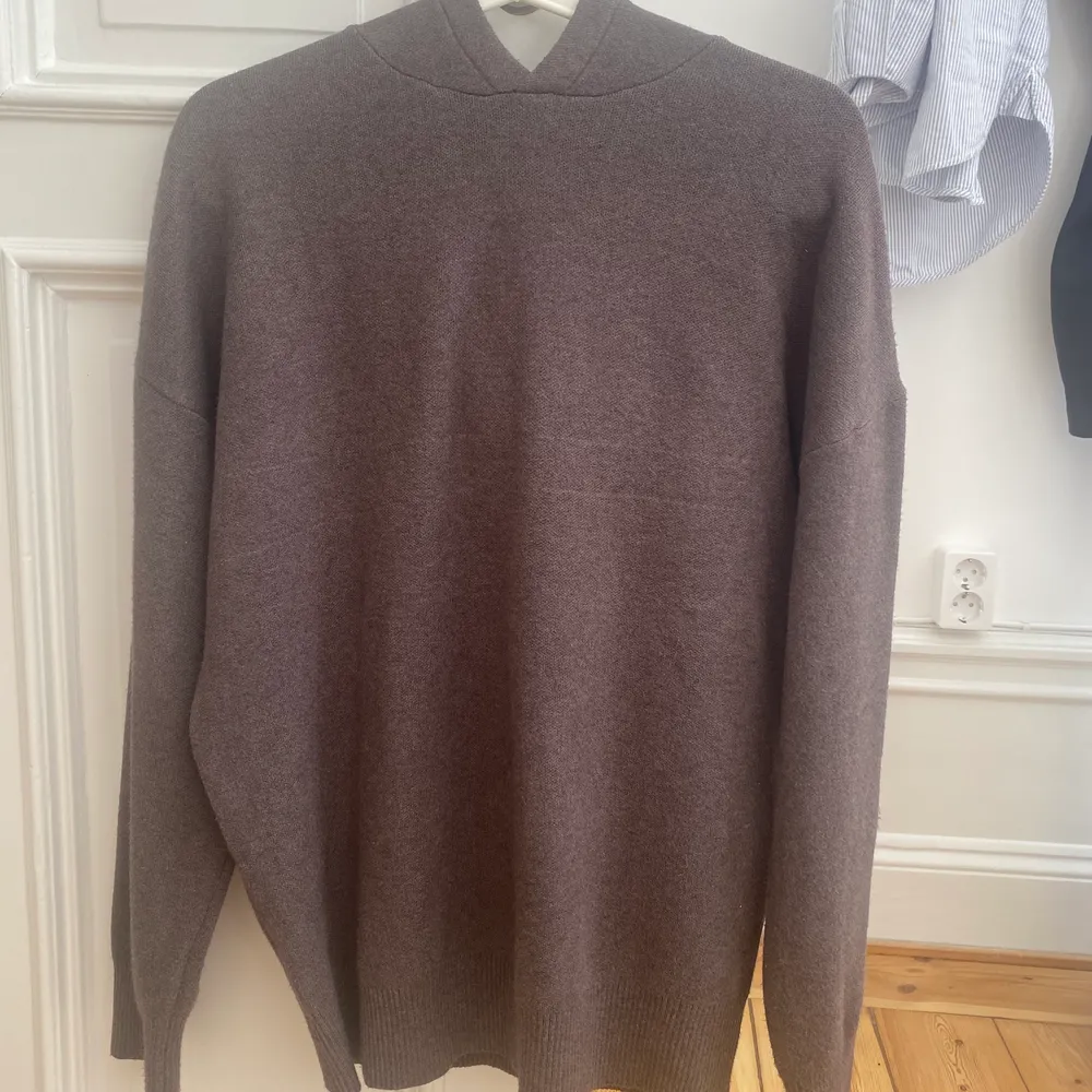 Stickad brun hoodie från Zara man. Använd 1 gång, som ny. Mitt pris: 150kr+frakt. Hoodies.