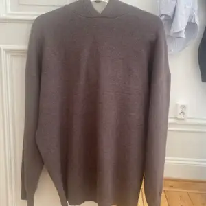 Stickad brun hoodie från Zara man. Använd 1 gång, som ny. Mitt pris: 150kr+frakt