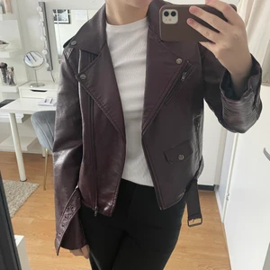 Skinnjacka, storlek M!💕 - Jag säljer denna skinnjacka i storlek M, från bikbok! Den är i en fin lila/röd/brun färg🥰 Pris från 200, hör av er vid frågor💖 köparen står för frakten!