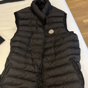 Moncler väst - Västen är i jätte bra skick och storleken är M 