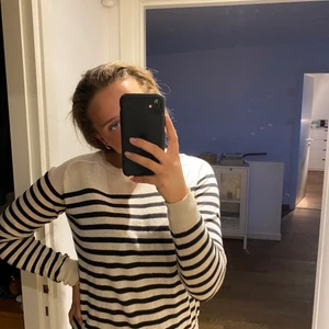 Zara tröja - En tunn , randig stickad tröja från Zara. Super skön kvalite! Tröjan köptes för ca 1 år sedan och är hyfsat använd, men har inga defekter! Storlek M 