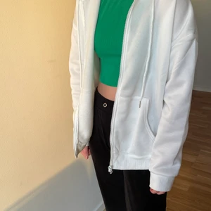 Vit tröja - Vit tröja med dragkedja ifrån Shein. I storlek S. Den är jättemjuk inuti och bra kvalite. Den kan vara lite genomskinlig i vissa ljus.