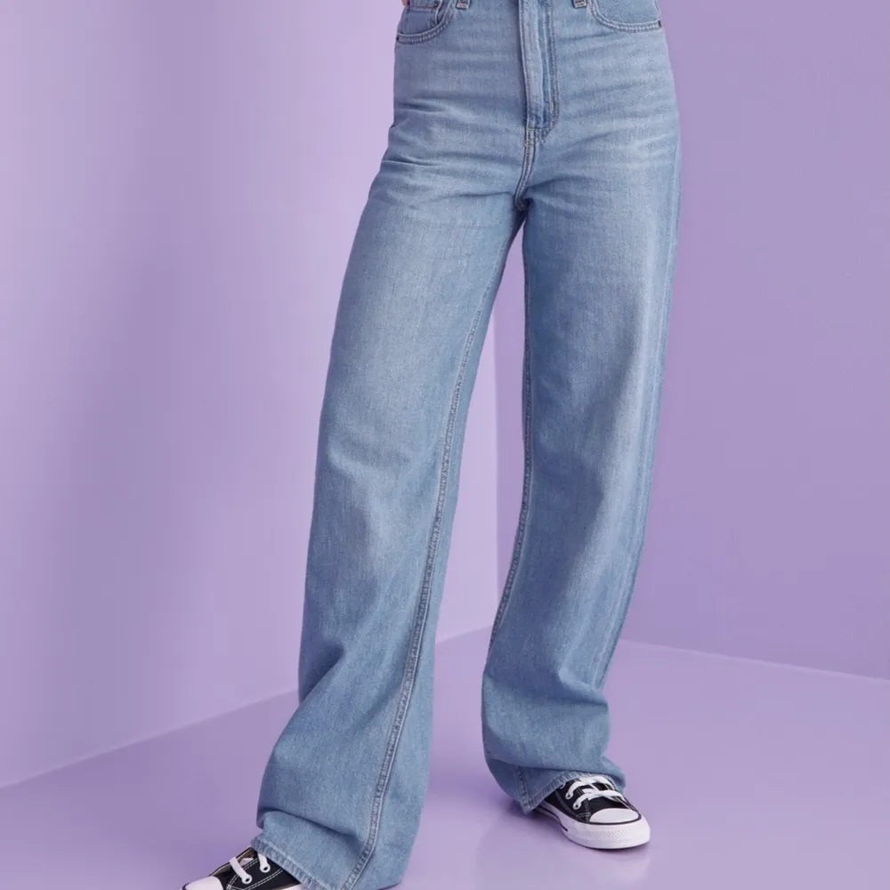 Lånad bild. Levis jeans i modellen high loose. Köpta på carling och sparsamt använda. Kan hämtas, frakt ingår i priset💛. Jeans & Byxor.