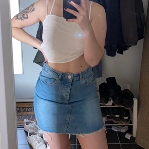 Jeanskjol  - Jeanskjol i fint skick. Använd fåtal gånger. 