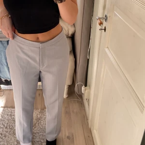 Kostymbyxor - Supersköna ljusblåa kostymbyxor i strl S/M, knappt använda💓