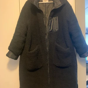 Oversize flisjacka NA-KD - Vinter jacka från NA-KD. Köpt förra året och är använd 1 säsong. Stor i storleken och super mysig att grotta ner sig i på vintern då den har stora fickor och flisen håller en varm! Den är även lång och sträcker sig förbi knäna