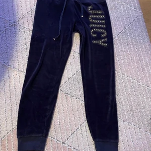 Intressekoll Juicy Byxor🧃 - Säljer ett par Juicy Byxor som är köpte för ca 1-2 år sedan,inte så slitsna då inte jätte mycket’ använd! De har fickor på baksidan,kontakta mig för intresse eller fler bilder!💖 storlek S men passar som en XS