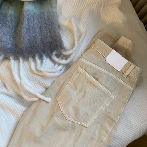 Beiga jeans rowe weekday - Beiga jeans i modellen rowe från weekday, fint skick!