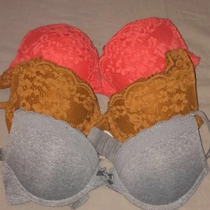 3 stycken bh-ar i olika färger - Här får du tre stycken bh-ar i olika färger, alla sitter jättebra och är jättefina på.
