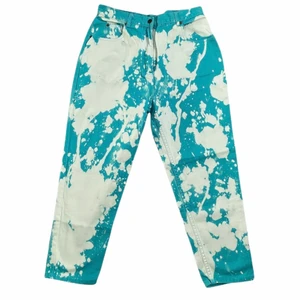 Blekta jeans - Svincoola blekta jeans, köpta secondhand och blekta av mig, mycket bra skick 🐄💎