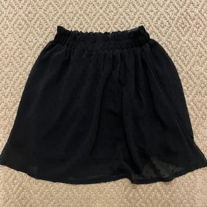 Kjol  - Svart kjol med små prickar!! Storlek S. Nästan aldrig använd. 