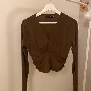 Topp strl M - Brun topp i strl M, men passar XS-M. Använd fåtal gånger, fint skick. Kan även fraktas.