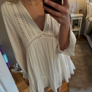 Zara klänning   - Säljer vit sommarklänning från Zara i storlek S (passar M) 🤍 Använd ett fåtal gånger men inga skador eller fläckar på. 