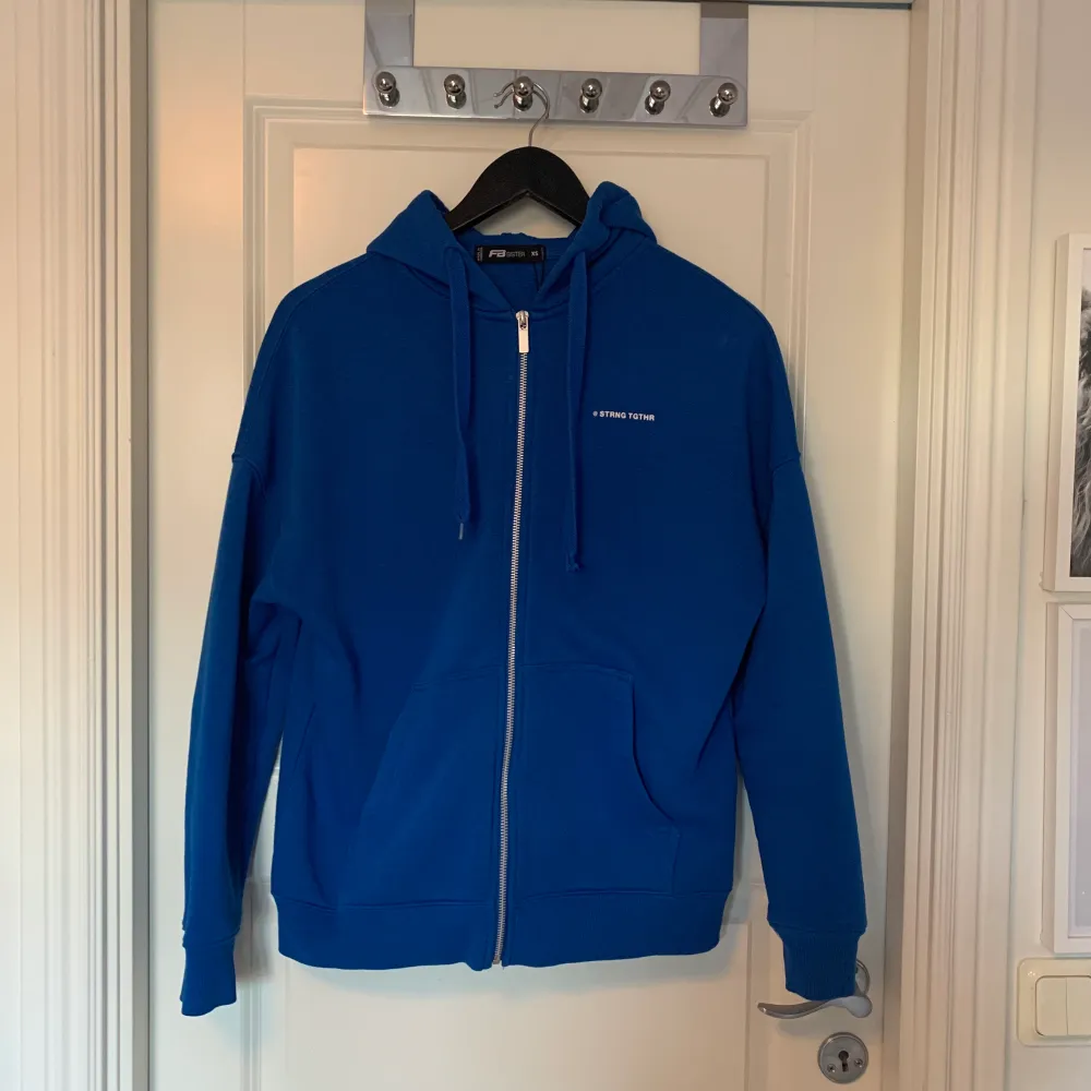 Superfin oversized blå hoodie med dragkedja i storlek XS. Använd några gånger, men är i fint skick! . Hoodies.