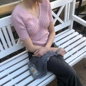 Rosa ribbad  - Jättegullig rosa ribbad top!! Första bilden beskriver färgen absolut bäst!! Köpare står för. Storleken är M men plagget är sjukt strechigt❤️😍🤩