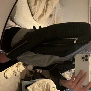 Skinnjacka strl 36 - väldigt fin skinnjacka från chiquelle. Kommer ej till användning och därför säljer den. Ordinarie pris 699kr säljer för 400kr ( frakt ingår ) 💕