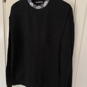 Acne Studios Tröja  - Hej! Säljer här min jättefina tröja från Acne Studios! Som ni ser är skicket som nytt då den knappt är använd. Sitter som en Small/Medium beroende på hur man vill att den ska sitta. Den är rätt oversized om man kollar på storleken.  Passar såklart tjejer också. Kolla min profil! Rensar massa Acne nu!! Hörs om det är nån fråga 🌻 