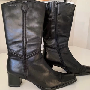 snygga boots - Medelhöga boots med ganska låg klacka som sitter super snyggt och passar perfekt till strumpbyxor! Väldigt rena och ser knappt använda ut. Storlek 39.💞 