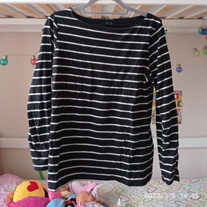 Randig långärmad tröja storlek L  - En långärmad tröja med vita och svarta ränder. (Kontakta mig för frakt pris).