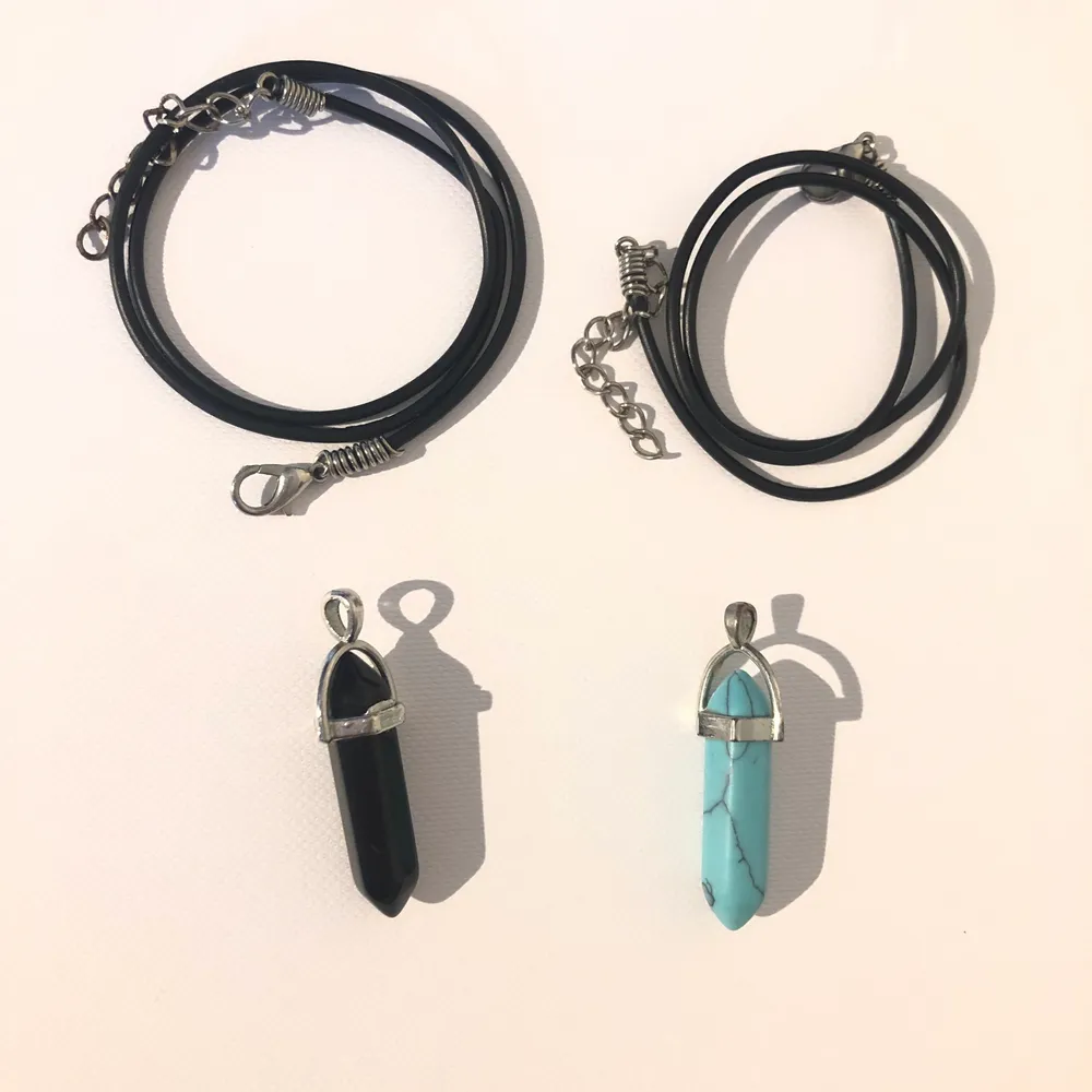 Ej äkta kristaller, halsband i både blå marmor och svart. Både  för 45 eller en för 25. Köparen står för frakten. Accessoarer.
