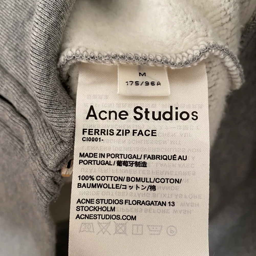 Hej! Säljer här min jättefina hoodie från Acne Studios! Som ni ser är skicket som nytt då den knappt är använd. Sitter som en Medium! Passar såklart tjejer också. Kolla min profil! Rensar massa Acne nu!! Hörs om det är nån fråga 🌻 . Hoodies.