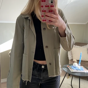 Grön jacka - Perfekt vår jacka från Åhléns!🌞 Storlek 152 men skulle säga att den sitter som en XXS.