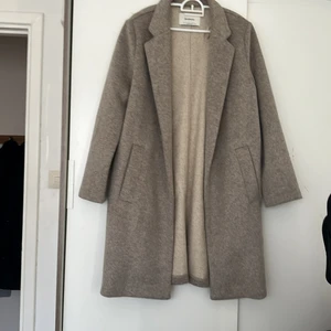 Beige Kappa - As fin medel lång beige kappa. Den är lite ljusare än på bild. Jätte skön i materialet. Säljer då den är lite för lång för mig.