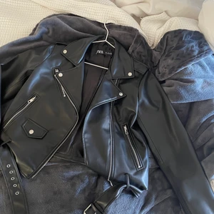 Skinnjacka  - Jättefin skinnjacka från zara. Andvänd men i nyskick! Stl L men är som S💘