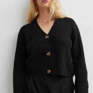 Stickad tröja från Hm - Jätte fin stickad tröja, nästan aldrig använd. Pris kan diskuteras 🥰